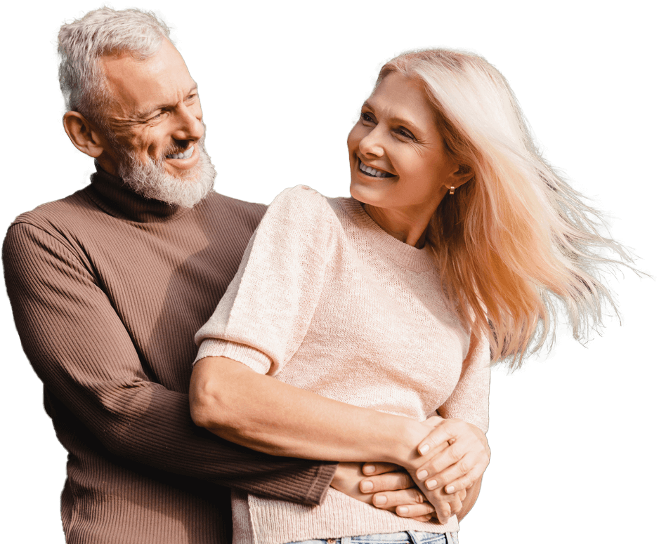 Ein glückliches älteres Paar umarmt sich und lächelt sich an